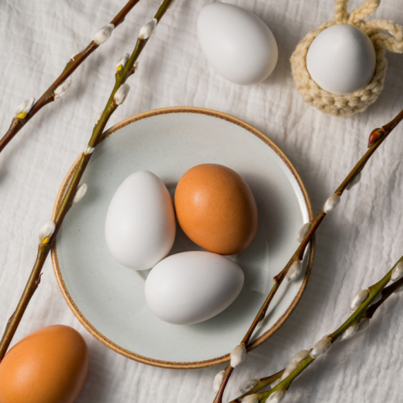 Za jaja bela kao sneg: Dodajte samo ovaj sastojak u vodu da ih izbelite, boja se briše u sekundi