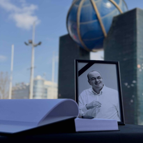 Knjiga žalosti ispred Arene – za Duška Vujoševića