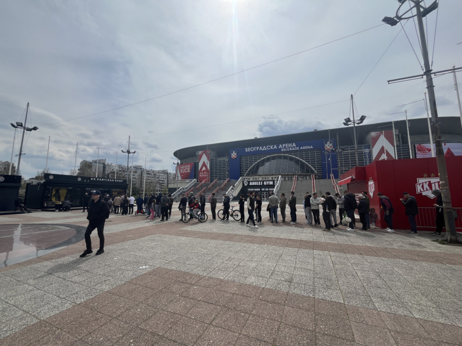 Knjiga žalosti ispred Arene – za Duška Vujoševića FOTO