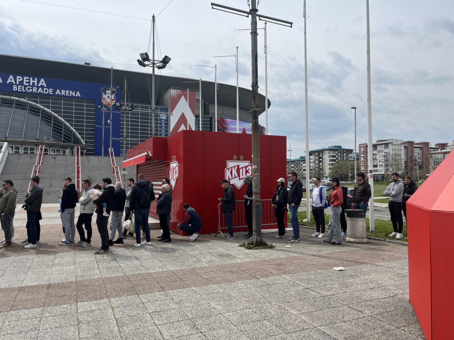 Knjiga žalosti ispred Arene – za Duška Vujoševića FOTO