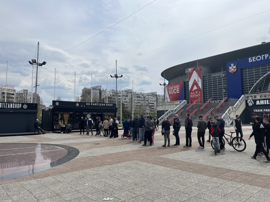 Knjiga žalosti ispred Arene – za Duška Vujoševića FOTO
