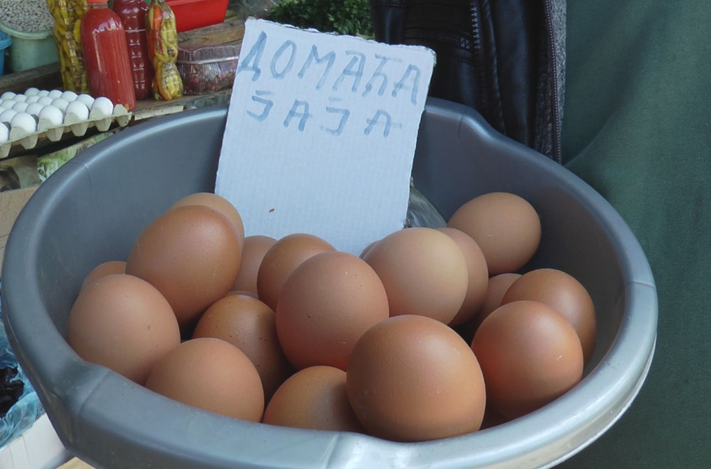 Sva jaja se razgrabila na čačanskoj pijaci, potražnja veća nego ikada FOTO