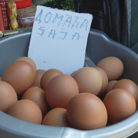 Sva jaja se razgrabila na čačanskoj pijaci, potražnja veća nego ikada FOTO
