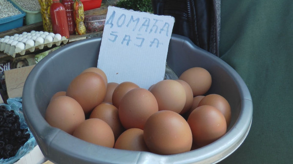 Sva jaja se razgrabila na čačanskoj pijaci, potražnja veća nego ikada FOTO