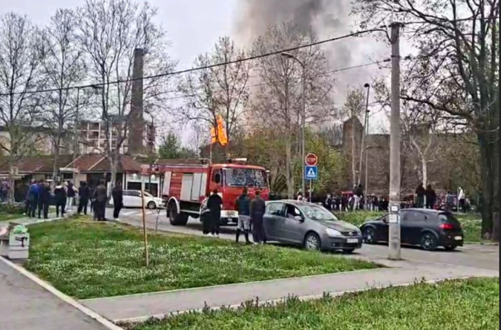 Veliki požar u Obrenovcu: Vatra progutala stari mlin, vatrogasci na terenu