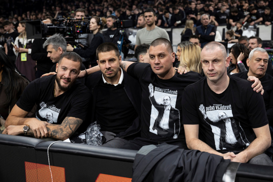 Tuga i suze u Areni – Partizan i grobari se oprostili od Duška Vujoševića VIDEO