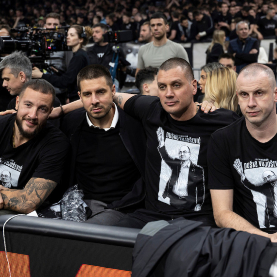 Tuga i suze u Areni – Partizan i "grobari" se oprostili od Duška Vujoševića FOTO