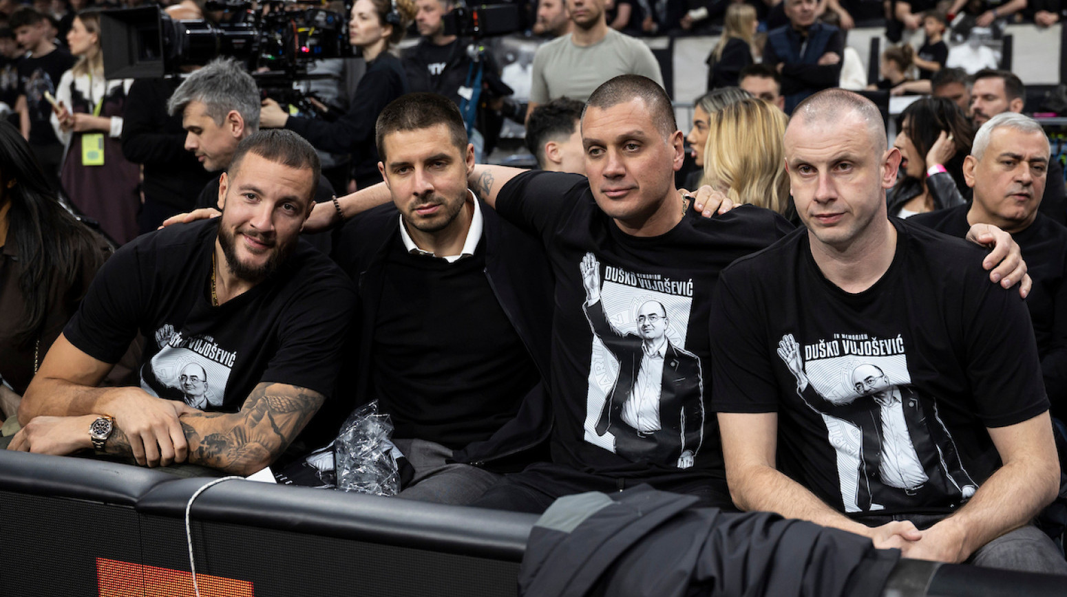 Tuga i suze u Areni – Partizan i "grobari" se oprostili od Duška Vujoševića FOTO