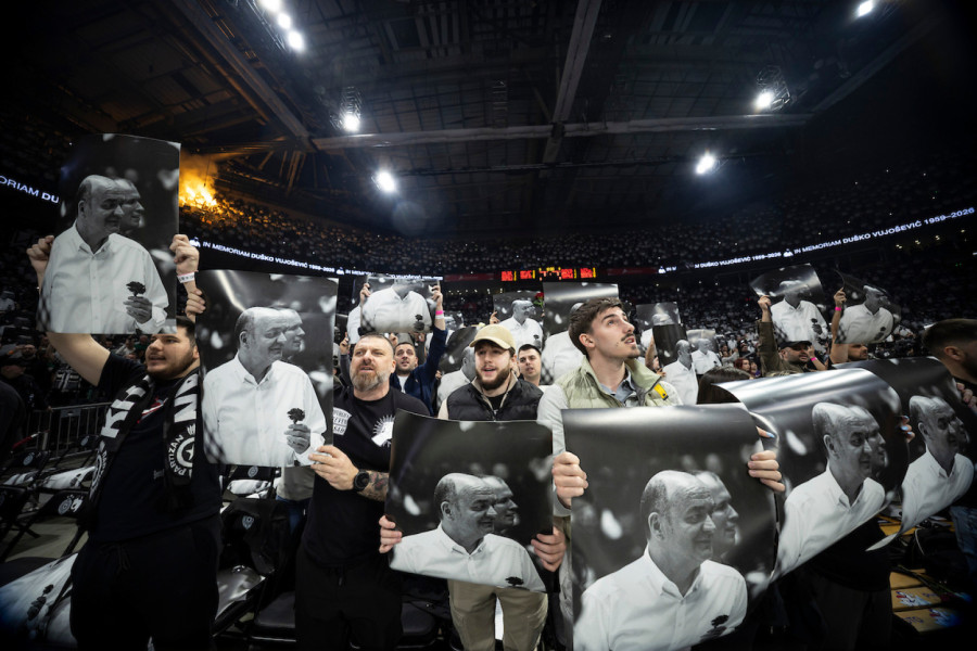 Tuga i suze u Areni – Partizan i grobari se oprostili od Duška Vujoševića VIDEO