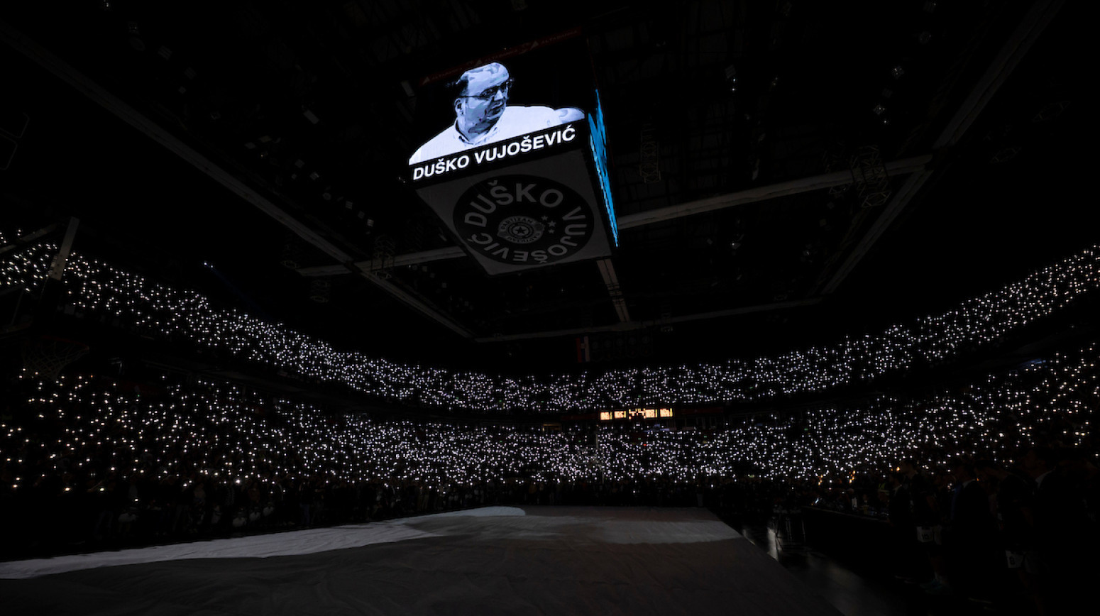 Tuga i suze u Areni – Partizan i "grobari" se oprostili od Duška Vujoševića VIDEO