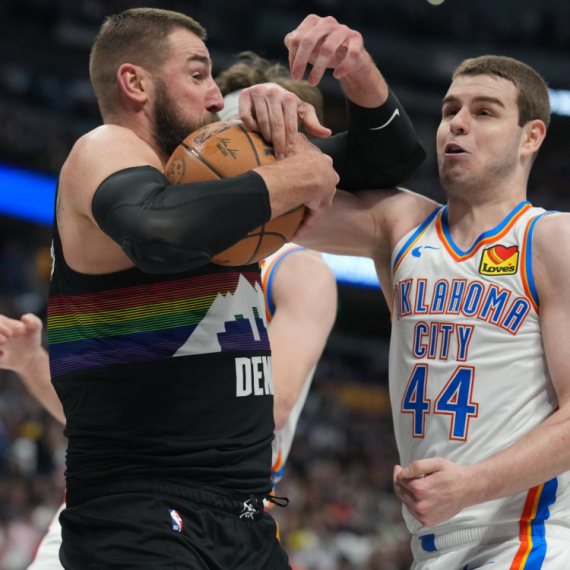 Jokić sa klupe gledao pobedu Denvera i dabl-dabl Topića VIDEO