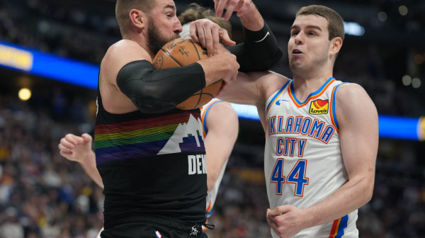 Jokić sa klupe gledao pobedu Denvera i dabl-dabl Topića VIDEO