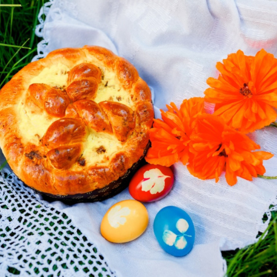 Raskošna uskršnja trpeza je nezamisliva bez "kraljice": Bakin recept za najlepšu pogaču