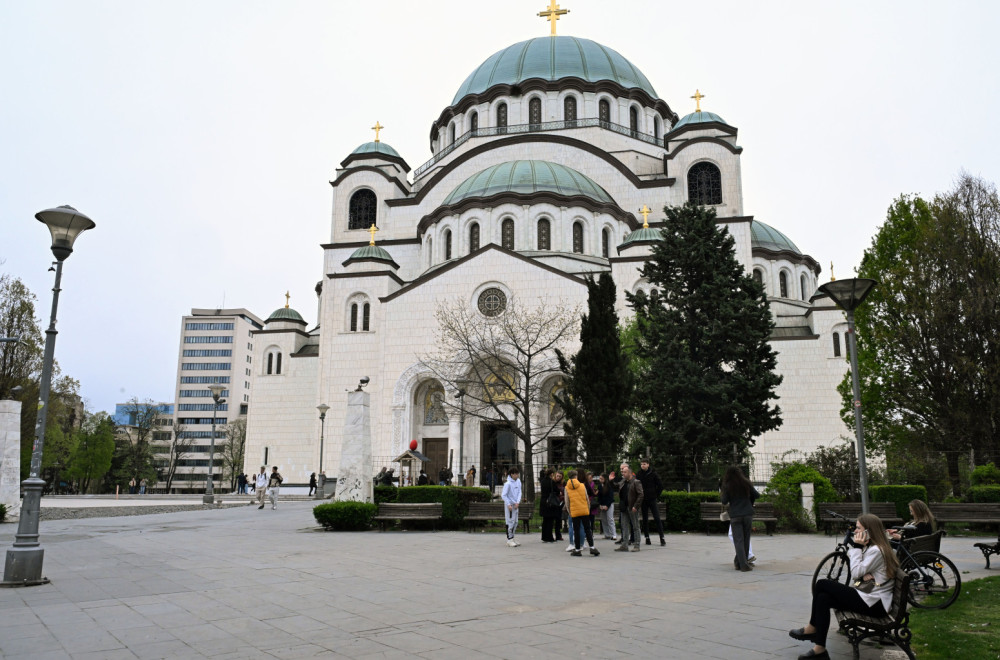 Blagodatni oganj sišao u Jerusalimu: Vernicima se deli plamen večeras u Hramu Svetog Save VIDEO