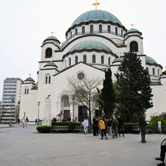 Blagodatni oganj sišao u Jerusalimu: Vernicima se deli plamen večeras u Hramu Svetog Save VIDEO