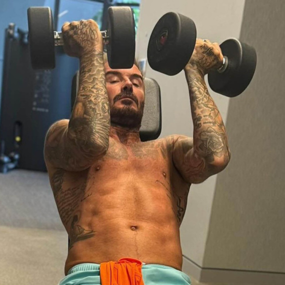 Sezona golišavih fotki Dejvida Bekama: Opet svi "lude" za njegovim trbušnjacima FOTO