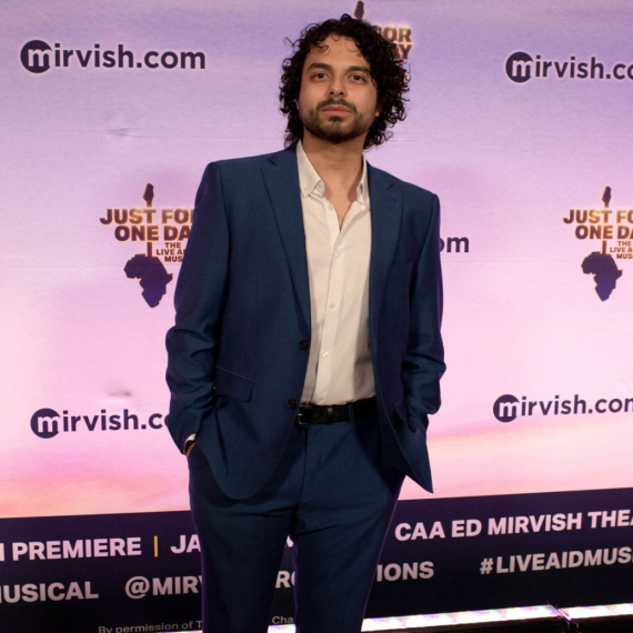 Glamur u Londonu: Holivudske zvezde večeras se bore za prestižne Olivije nagrade