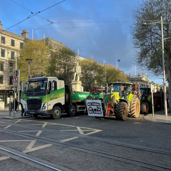 Irska policija prekinula blokadu u centru Dablina traktorima i kamionima VIDEO