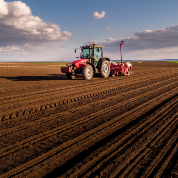 Prava podrška: Poljoprivrednicima iz gradskog budžeta 63 miliona dinara za opremu, stoku, osiguranje useva