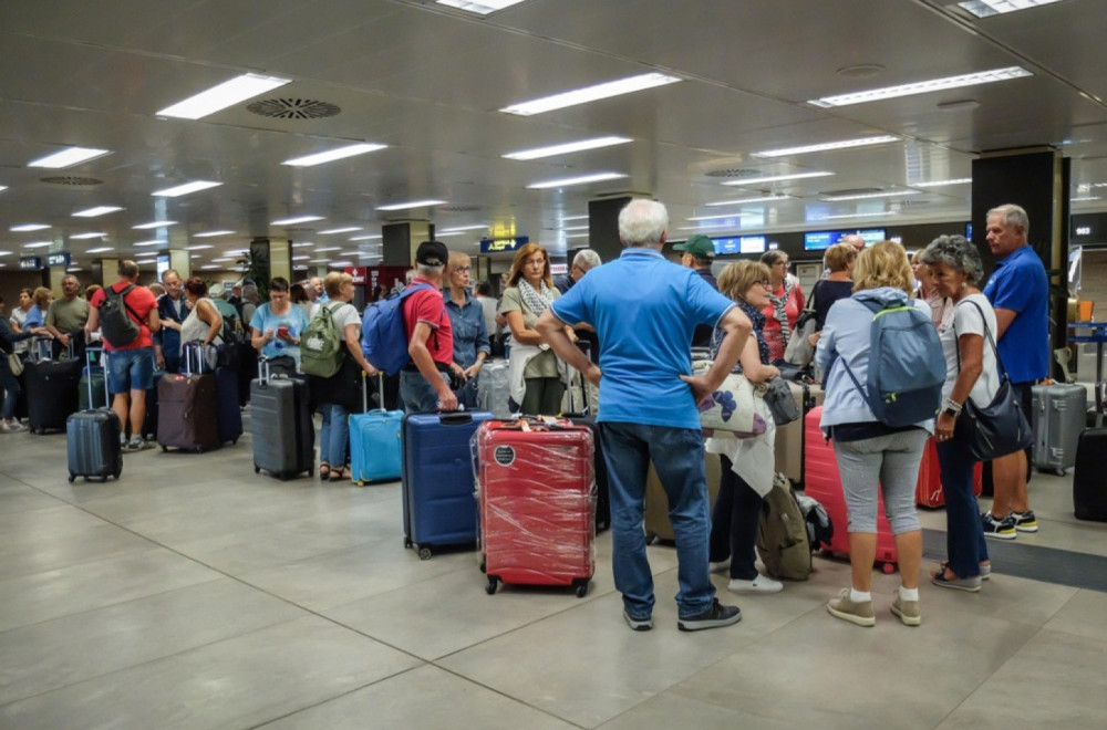 Haos zbog EES sistema: Ljudi povraćali u redovima, avion poleteo bez putnika VIDEO