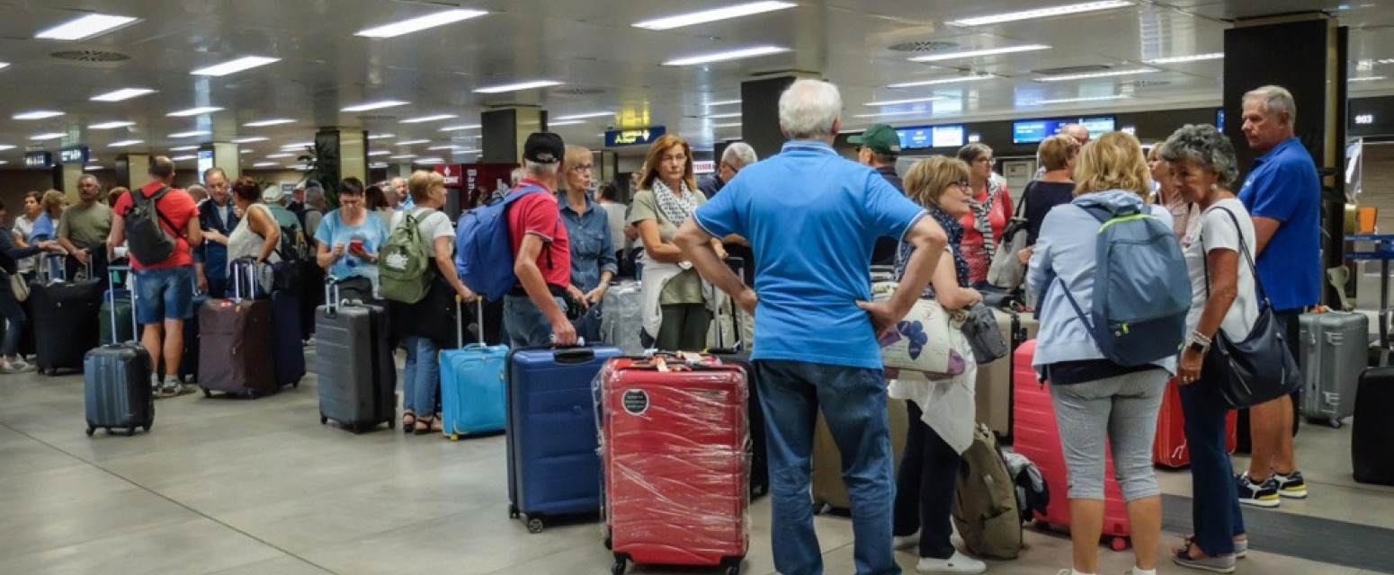 Haos zbog EES sistema: Ljudi povraćali u redovima, avion poleteo bez putnika VIDEO