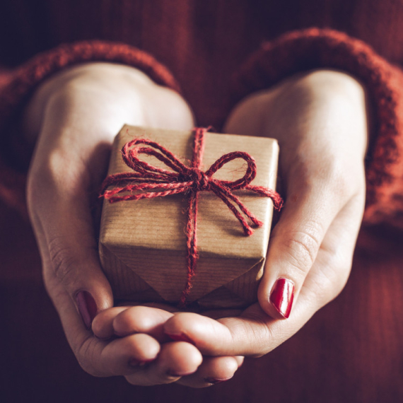 Leskovčani ne preskaču jedan običaj: Za Uskrs kumovima nose specijalni poklon