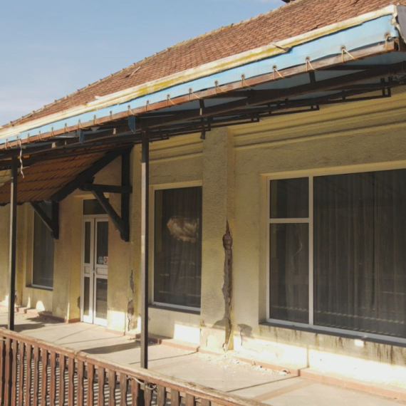 Kraj jednog doba: Čuvena kafana sa Ibarske magistrale posle decenija rada ide na doboš FOTO