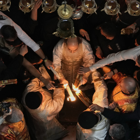 Blagodatni oganj sišao u Jerusalimu: Vernicima se deli plamen večeras u Hramu Svetog Save FOTO/VIDEO