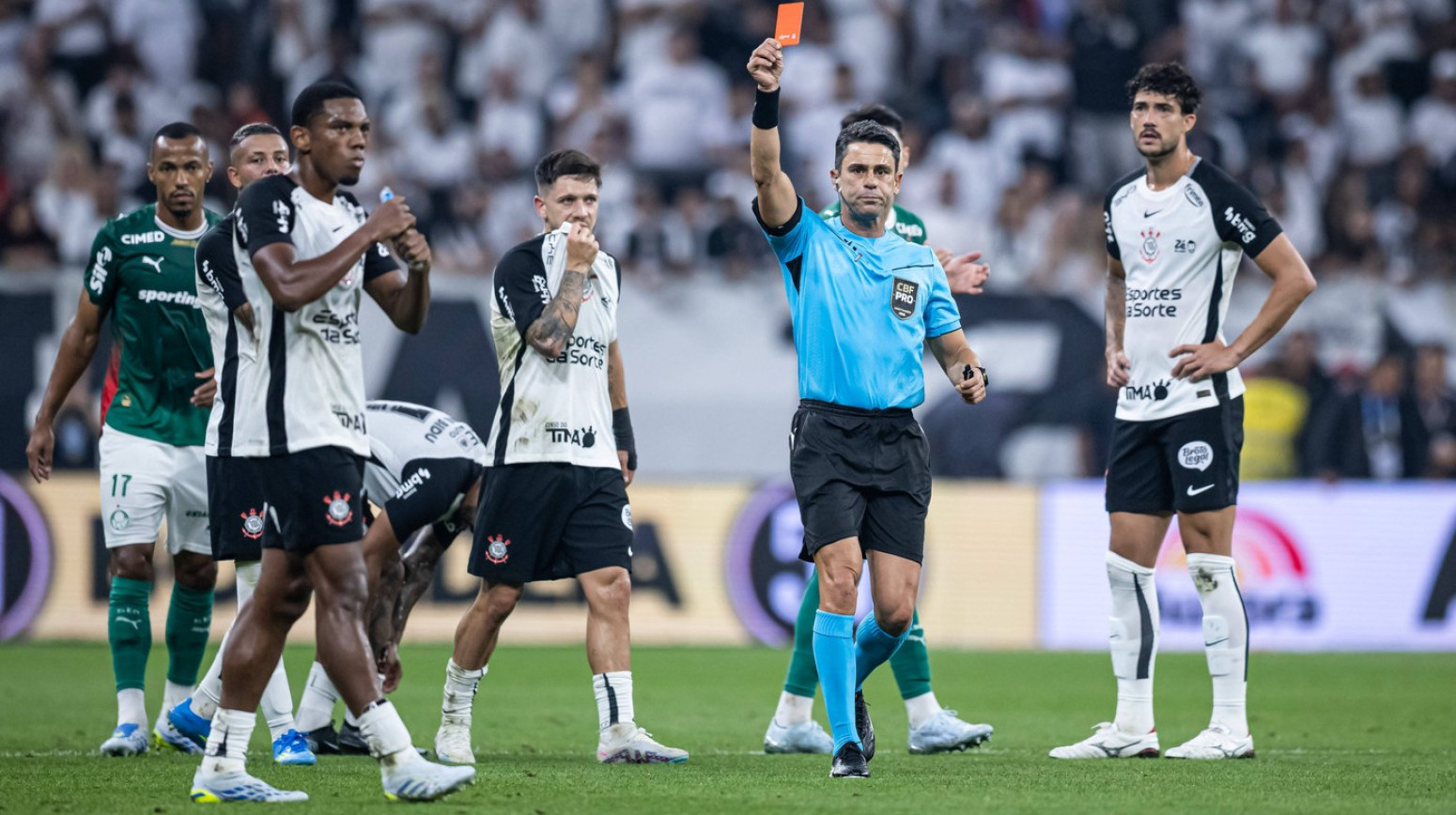 Bizaran crveni karton u Brazilu – hvatao se za međunožje, reagovao i VAR VIDEO