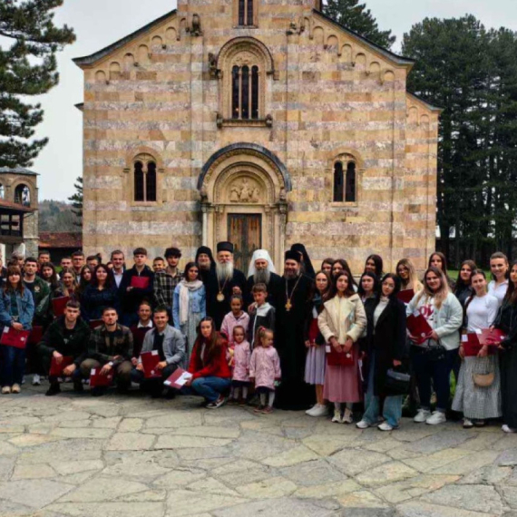 Patrijarh u Visokim Dečanima razgovarao sa svojim stipendistima: "Da budemo bolji Bogu i bolji ljudima"