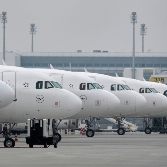 Otkazano na stotinu letova: Više od 50 hiljada putnika u problemu