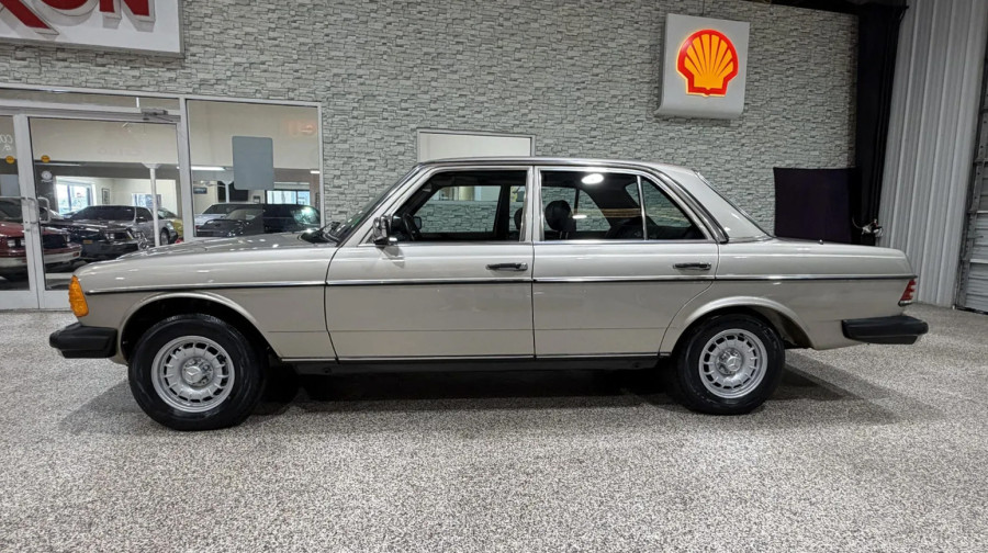 Vremeplov na točkovima: Mercedes iz 1985. sa kilometražom kao da je iz 2025. FOTO/VIDEO