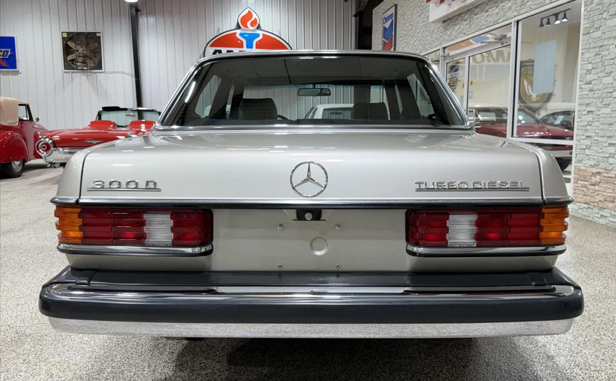 Vremeplov na točkovima: Mercedes iz 1985. sa kilometražom kao da je iz 2025. FOTO/VIDEO