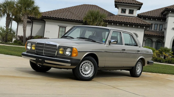 Vremeplov na točkovima: Mercedes iz 1985. sa kilometražom kao da je iz 2025. FOTO/VIDEO