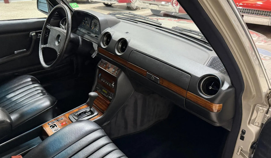 Vremeplov na točkovima: Mercedes iz 1985. sa kilometražom kao da je iz 2025. FOTO/VIDEO