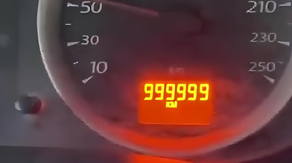 Obrnuo igricu! Auto prešao milion kilometara, pogledajte kako se sat vraća na nulu VIDEO