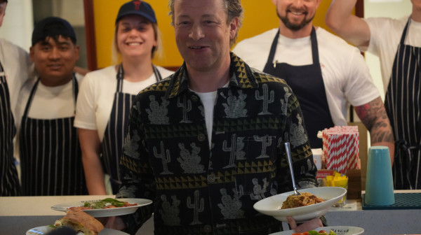 Jamie Oliver arrived in Belgrade: World-famous chef surprised everyone with a visit to the New Belgrade market