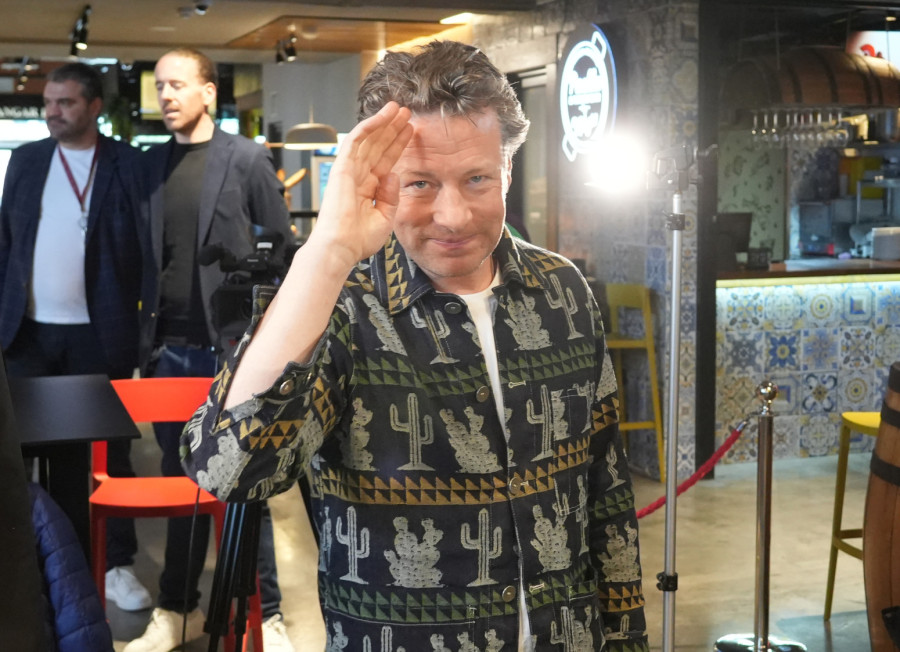 Džejmi Oliver došao u Beograd: Svetski kuvar iznenadio dolaskom na novobeogradsku pijacu FOTO