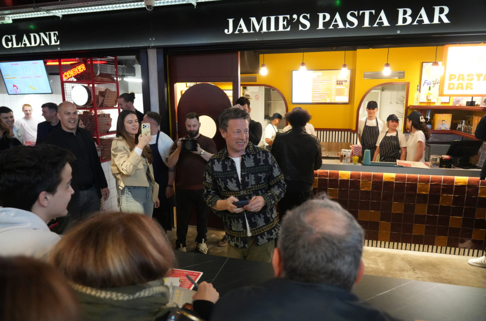 Džejmi Oliver došao u Beograd: Svetski kuvar iznenadio dolaskom na novobeogradsku pijacu FOTO