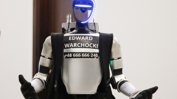 Hit snimak iz Poljske: Robot "jurio" divlje svinje po parkingu VIDEO