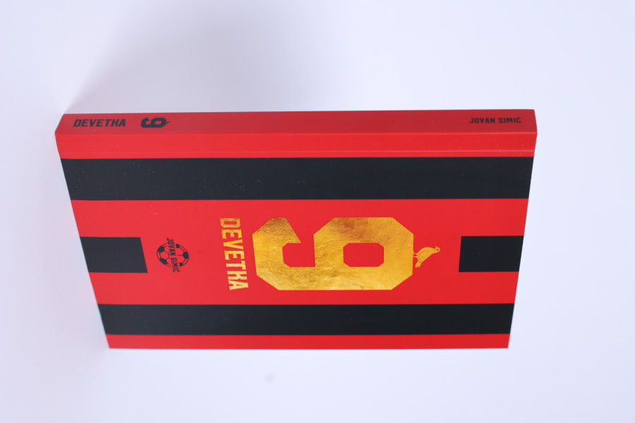 Objavljen roman Jovana Simića Devetka: Priča o mentalnom zdravlju, zavisnosti i traumama u svetu fudbala