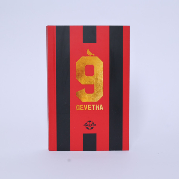 Objavljen roman Jovana Simića "Devetka": Priča o mentalnom zdravlju, zavisnosti i traumama u svetu fudbala