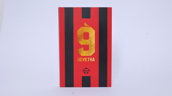 Objavljen roman Jovana Simića "Devetka": Priča o mentalnom zdravlju, zavisnosti i traumama u svetu fudbala