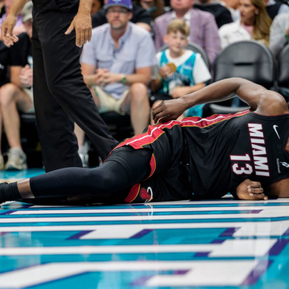 Lamelo povredio Adebaja – Spolstra zagrmeo: "Morao je da bude izbačen!" VIDEO