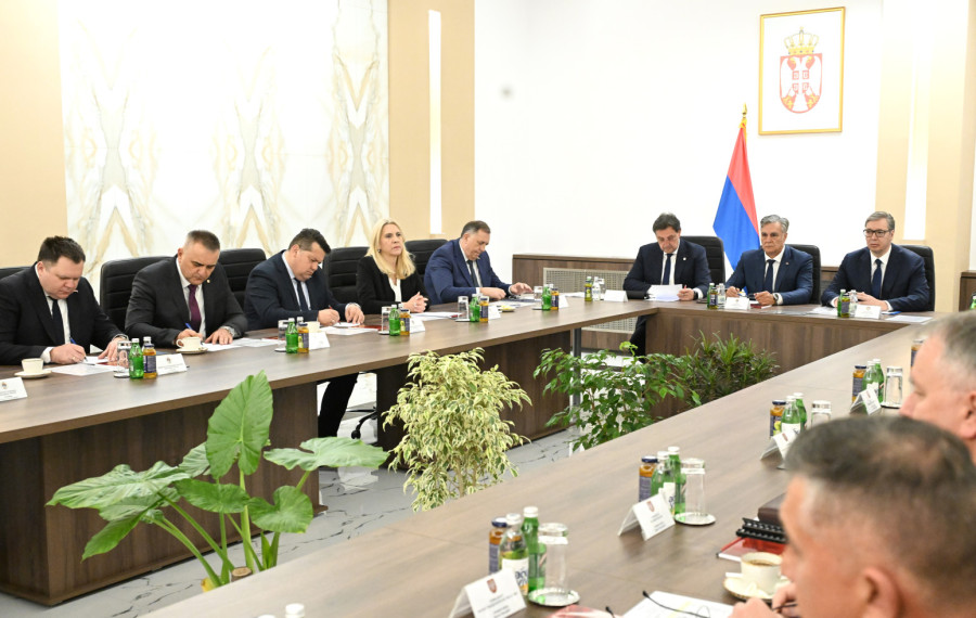 Gotov sastanak Vučića s najvišim rukovodstvom Ministarstva odbrane i Vojske Srbije; U toku obraćanje medijima