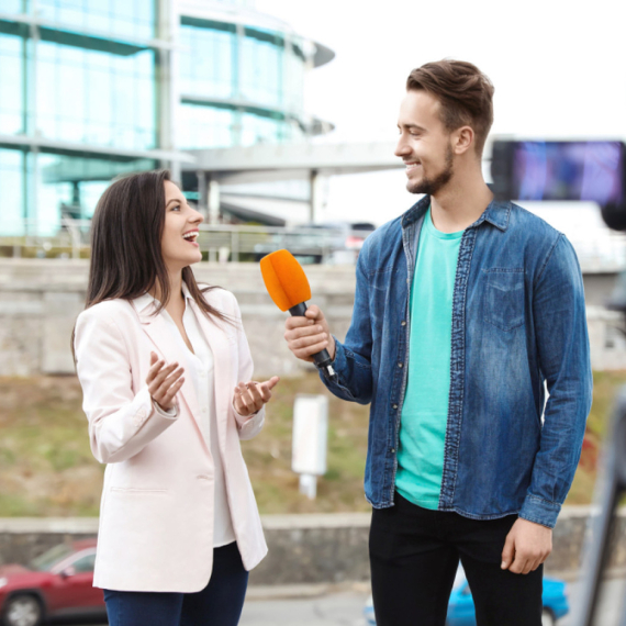 Reporter uživo u programu zaveo navijačicu, pa postao senzacija na mrežama FOTO/VIDEO