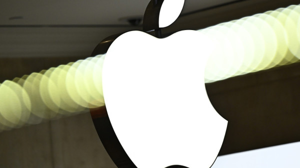 iPhone Fold stiže 2026: Da li će "nevidljivi" ekran uništiti konkurenciju?