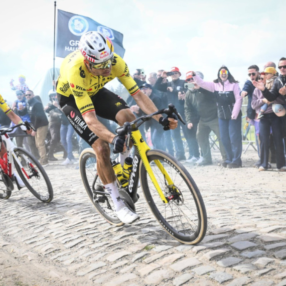 Van Aert pobedio Pogačara na "Paklu severa" VIDEO