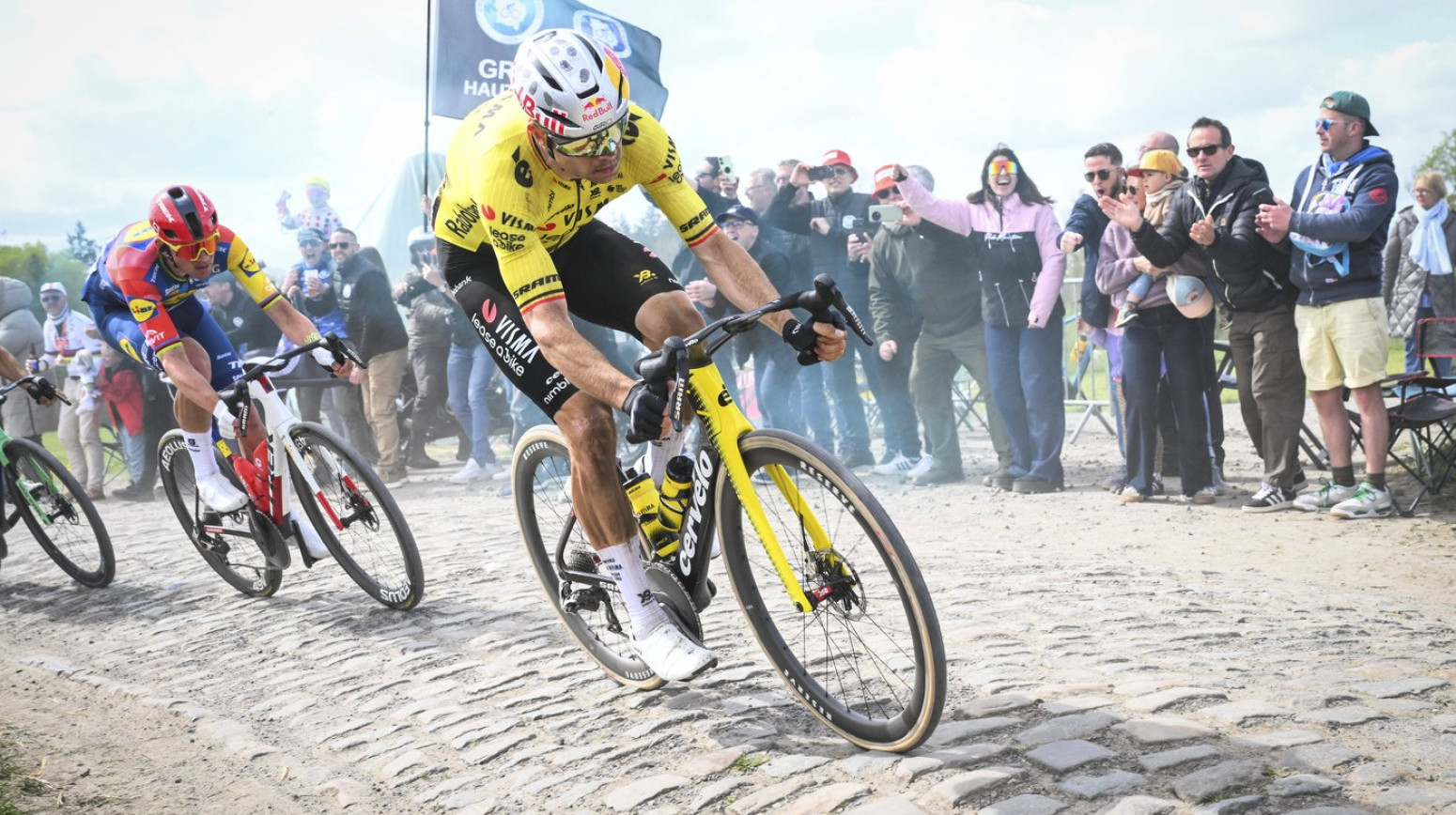 Van Aert pobedio Pogačara na "Paklu severa" VIDEO