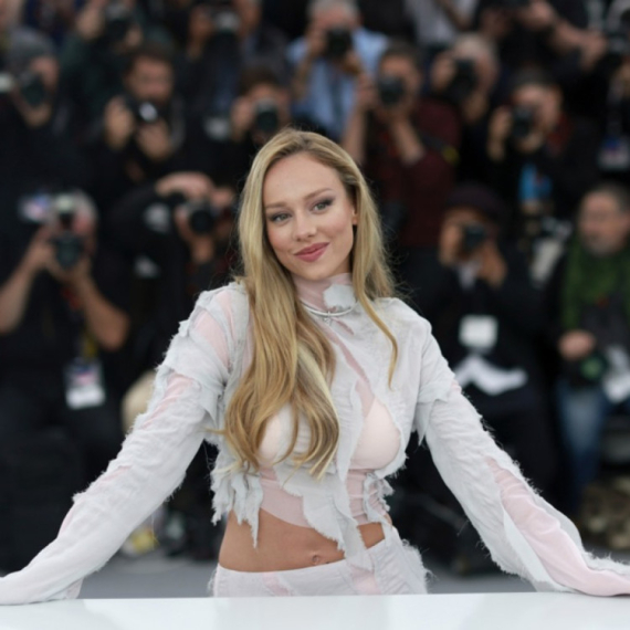 Raskošna lepotica "uhvatila" zgodnog fudbalera: Ponovo se priča o njenim oblinama FOTO